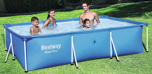 Menschen planschen im Bestway Steel Pro Pool 300x200x66 cm