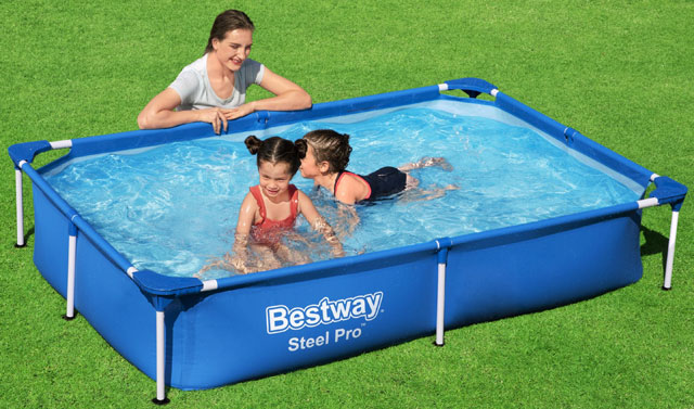 Kinder planschen unter Aufsicht im Bestway Steel Pro Pool 56401 221x150x43 cm