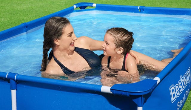 Kind unter Mutter spielen im Bestway Steel Pro Pool 56401 221x150x43 cm