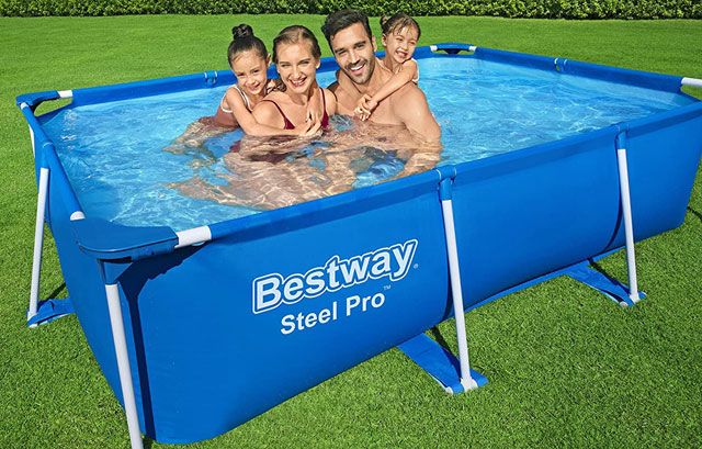 Familie mit Kindern planscht im Bestway Steel Pro Pool 56403 259x170x61 cm