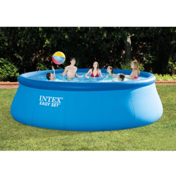 Spielende Familie in Ihrem Intex Easy Pool 26168 - 457×122 cm Set im Garten