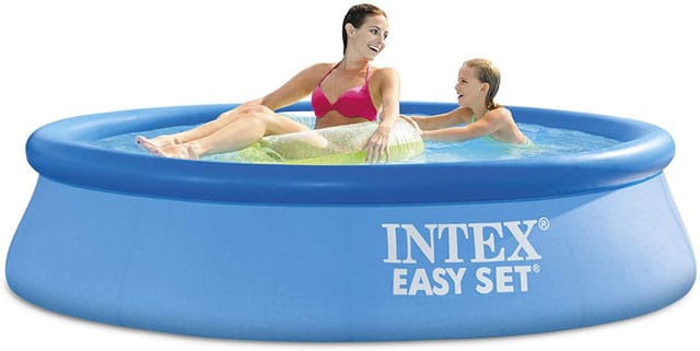 Kind und Frau planschen im Intex Easy Pool 28106 – 244×61 cm