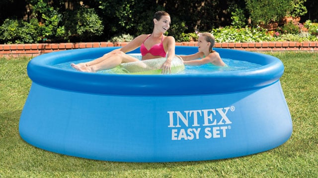 spielende Kinder im Intex Easy Pool 28112 – 244x76cm inkl. Pumpe