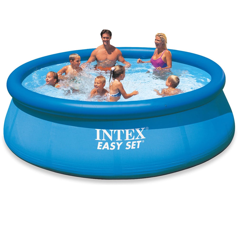 Familie spielt im Intex Easy Pool 28130 – 366×76 cm