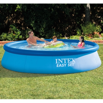 Familie spielt im Intex Easy Pool 28132-366×76 cm inkl. Pumpe im Garten