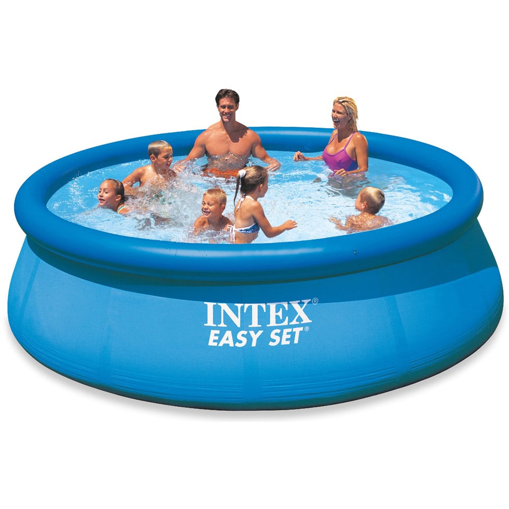 Familie spielt im Intex Easy Pool 28132-366×76 cm inkl. Pumpe