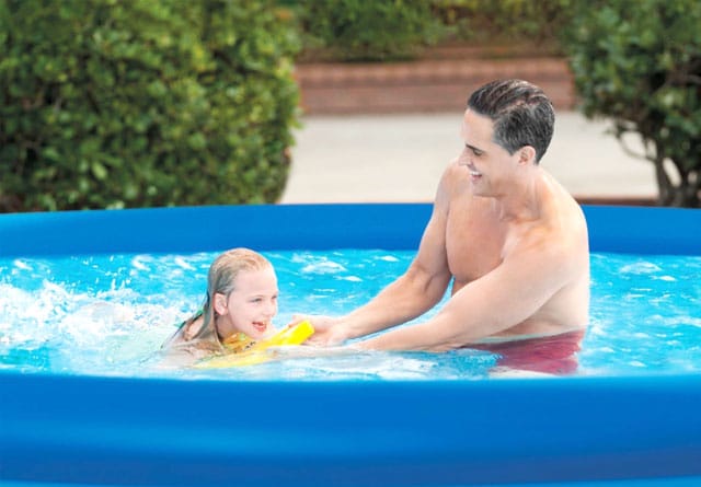 Vater und Tochter spielen im Easy Pool 28142