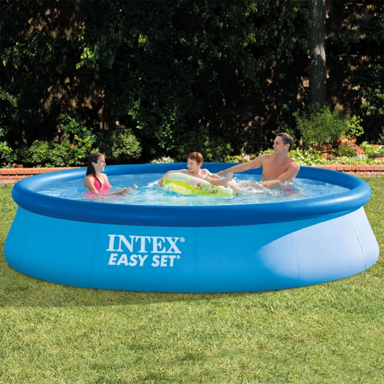 Familie spielt im Intex Easy Pool 28142 - 396×84 cm inkl. Pumpe