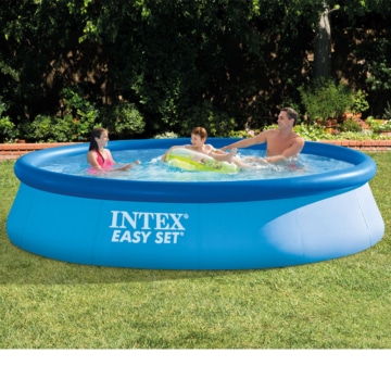 Familie badet im Intex Easy Pool 28143 - 396×84 cm