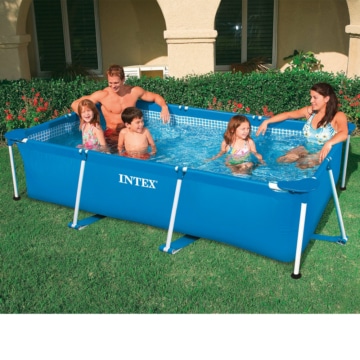 Familie badet im Intex Rectangular Frame Pool 28271 - 260x160x65 cm