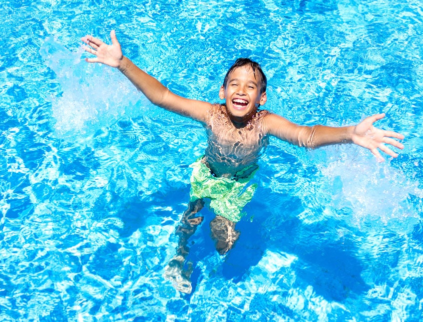 Ein Kind freut sich und lacht im Wasser