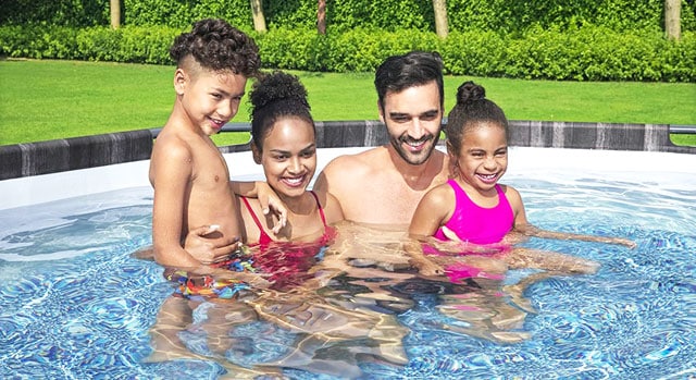Familie mit Kindern entspannt sich im Bestway Pool 5616A