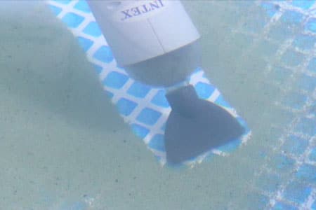 Intex Handstaubsauger 28620 zieht auch große Mengen an Unrat aus dem Pool