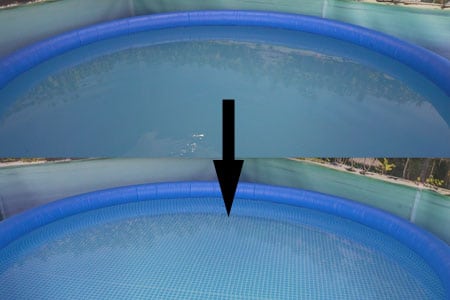 Oben sieht man trübes Wasser. Untern wird gezeigt, wie das Poolwasser klarer wird.