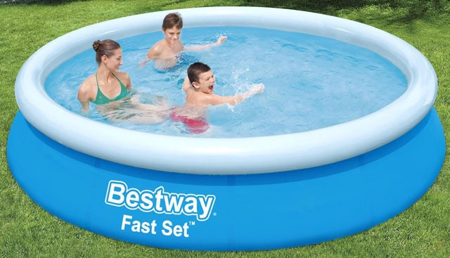 Kinder spielen im Bestway Fast Set™ Pool, 366 x 76 cm, ohne Pumpe, rund, blau