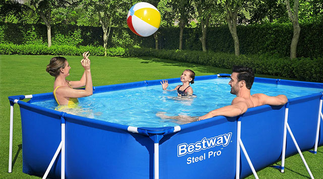 Kind spielt Ball mit den Eltern im Bestway Steel Pro Pool 56405 400x211x81 cm