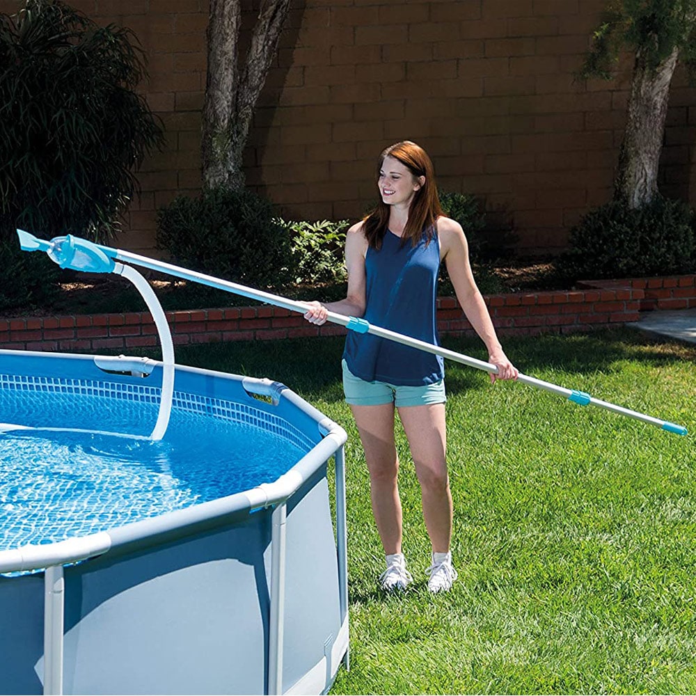 Frau reinigt Ihren Pool mit dem Intex Reinigungsset 28003 - manueller Bodensauger