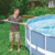 Mann reinigt seinen Pool mit dem Intex Reinigungsset 28003 - manueller Bodensauger