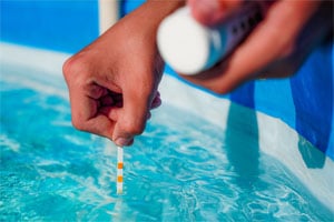Pool riecht nach Chlor - Teststreifen zur Bestimmung des Chlorwertes