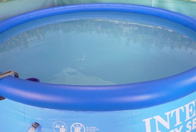 Poolwasser milchig, weil Poolpflege nicht sauber durchgeführt wurde.