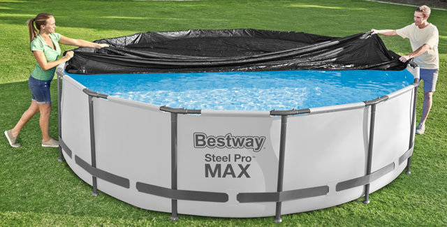 Flowclear™ PVC-Abdeckplane Ø 470 cm, für runde 457 cm Aufstellpools, schwarz Mit der Poolabdeckung von Flowclear™ halten Sie grobe Verschmutzungen zuverlässig und langfristig von Ihrem Pool fern. Dadurch kann der Bildung von Algen effektiv vorgebeugt und Kosten für Pool-Chemie reduziert werden. Um Wasseransammlungen zu verhindern, ist die Abdeckung mit Ablauföffnungen ausgestattet. Die Handhabung ist denkbar einfach. Zudem macht das Material die Plane außerordentlich langlebig. Für eine sichere Befestigung am Pool sorgen in der Plane integrierte Befestigungsseile. Produktdetails Größe: Ø 470 cm Passend für: Runde 457 cm Steel Pro MAX™ Pools und Fast Set™ Pools Material: Robustes PVC Farbe: Schwarz Inklusive Befestigungsseilen Drainagelöcher um Wasseransammlungen zu verhindern