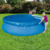 Zwei Menschen legen die Bestway Abdeckplane 58035 für 457cm Luftringpools über den Pool