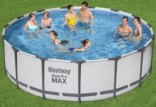 Menschen planschen im Bestway Frame Pool, 457 x 122 cm, Komplett-Set mit Filterpumpe, rund, weiß