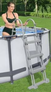 Frau steigt mit de Flowclear™ Sicherheitsleiter / Poolleiter 107 cm aus ihrem Pool