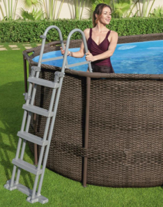 Frau Steigt über Sicherheitsleiter Bestway Leiter mit abnehmbaren Stufen für Pools bis 122cm Höhe in den Pool