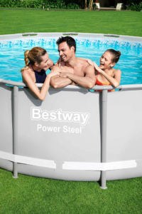 Familie entspannt sich im Bestway Power Steel Framepool Komplett-Set, rund, mit Filterpumpe, Sicherheitsleiter & Abdeckplane 427 x 122 cm