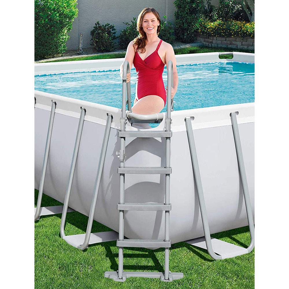 Frau steigt über die Leiter aus dem Bestway Power Steel Pool 56457 412x201x122cm Sandfilter Set