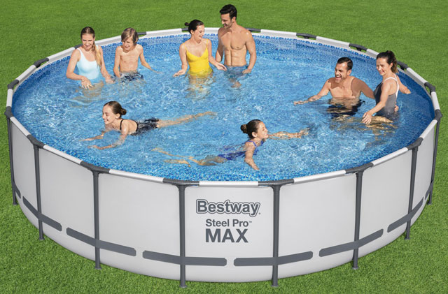 Viele Menschen spielen im Bestway Power Steel Pool 56462 – 549x122cm Set inkl. Pumpe