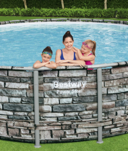 Familie in ihrem Power Steel™ Frame Pool, 671 x 132 cm, Komplett-Set mit Filterpumpe, rund, Stein-Optik