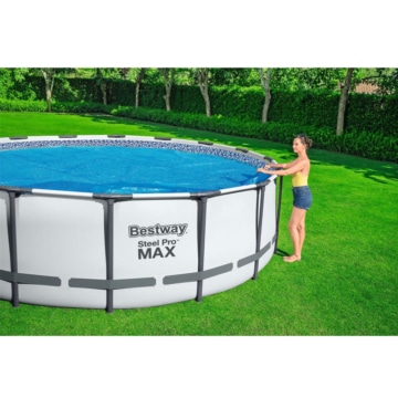 Frau steht am Pool mit Bestway Solarfolie für 427cm Pools Nettomaß Ø 417cm