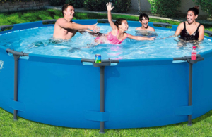 Familie planscht im Bestway Steel Pro MAX™ Frame Pool, 305 x 76 cm, ohne Pumpe, rund