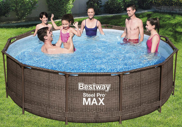 Meschen planschen im Bestway Steel Pro Max Pool 56709 Rattanoptik 366x100cm Set