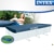 Frau spannt die Abdeckplane 450x22 cm rechteckig über den Pool