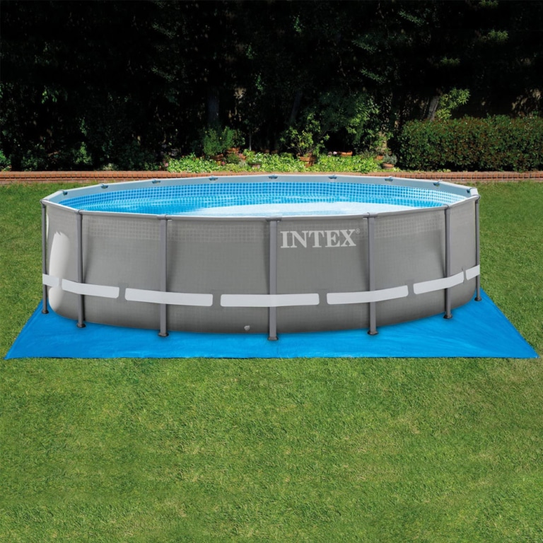 Pool im Garten sateht auf der Intex Bodenplane 550x550cm