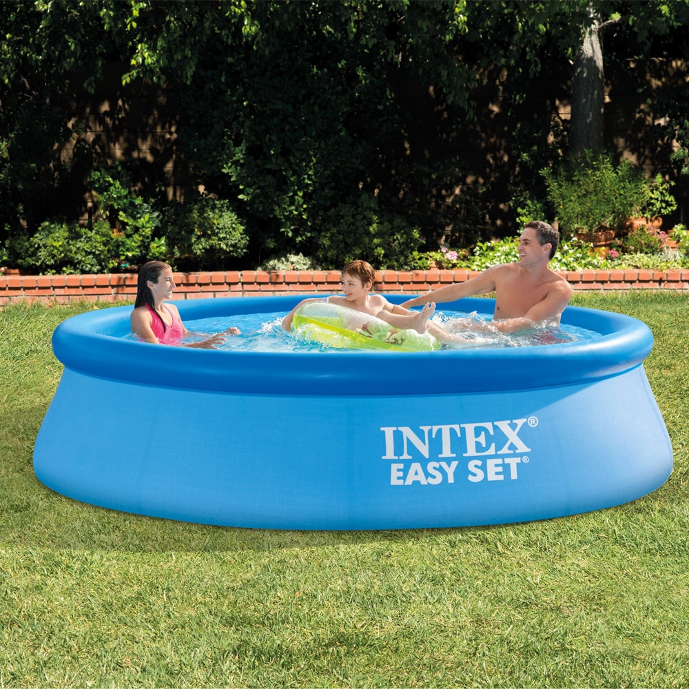 Familie spielt in ihrem Intex Easy Pool 28120 - 305×76 cm im Garten
