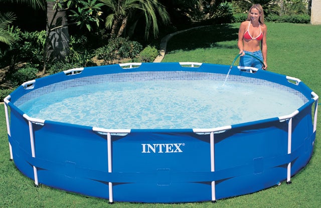 Frau befüllt Ihren Intex Frame Pool 28200 mit Wasser