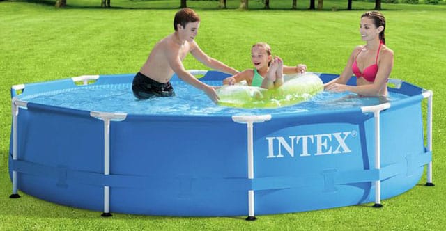 Kinder spielen im Intex Frame Pool 28202 - 305x76cm inkl. Pumpe