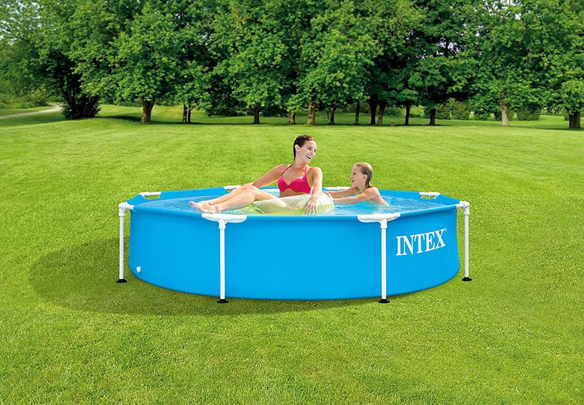 Frau und Kind spielen im Intex Frame Pool 28205 244x51 cm