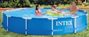 Kinder spielen im Intex Pool 28214