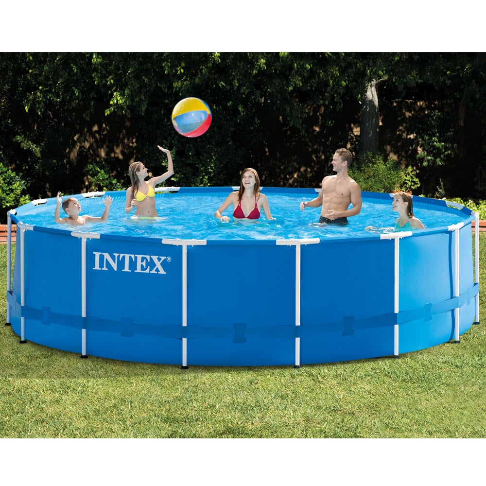 Familie spielt Ball im Intex Frame Pool 28242 - 457x122cm Set inkl. Pumpe