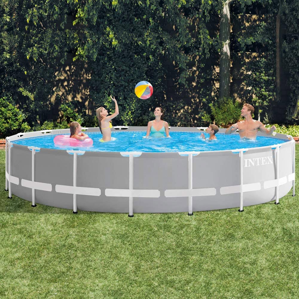 Menschen spielen im IIntex Frame Pool 28253 - 549x122cm Set inkl. Pumpe