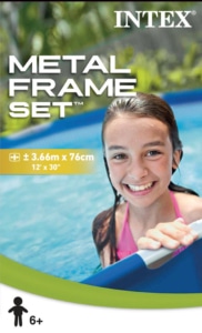 Kind lächelt im Intex Frame Pool - 366x76cm