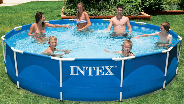 Menschen spielen im Intex Frame Pool - 366x76cm
