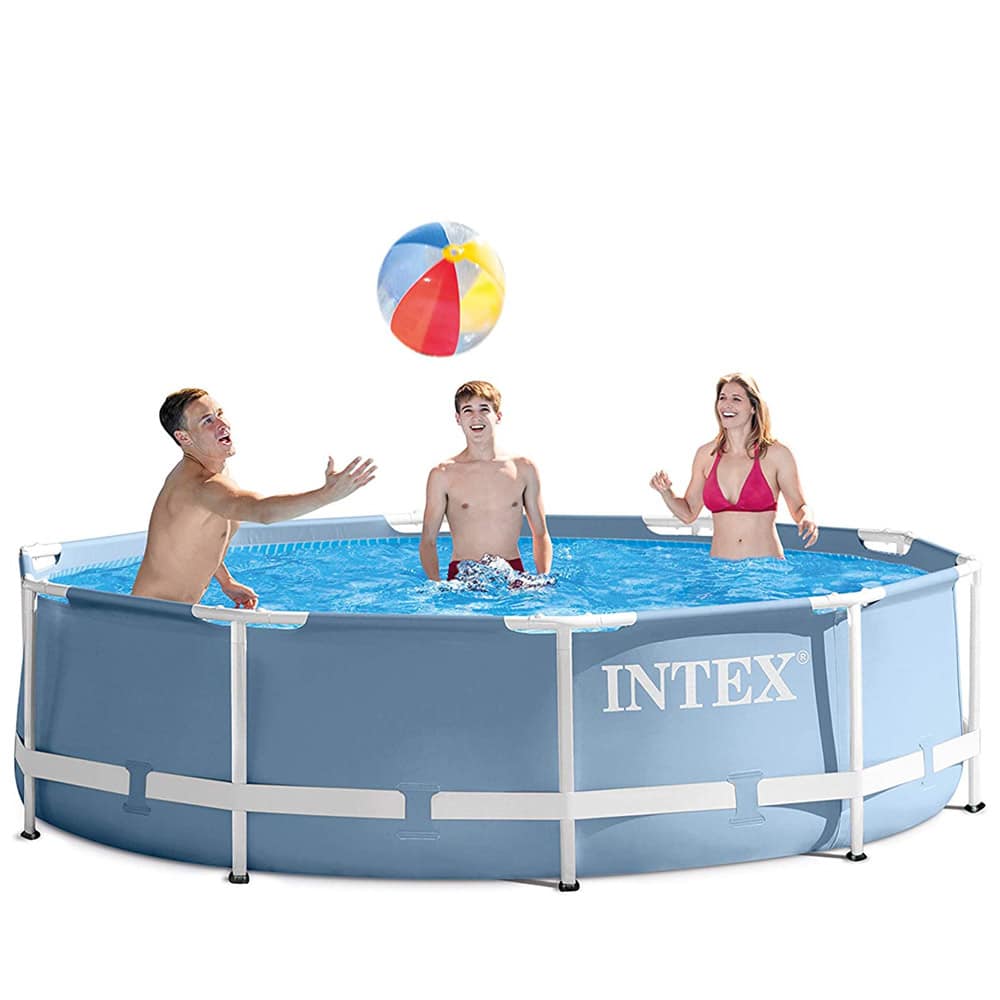 Familie spielt mit einem Ball in einem Intex Prism Frame Pool 26702 - 305x76cm inkl. Pumpe