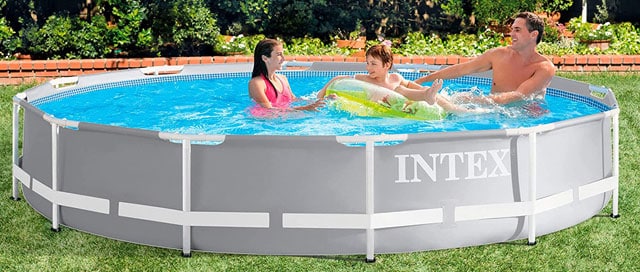 Familie spielt im Bauform des Intex Prism Frame Pool 26710 - 366x76cm