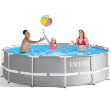Familie spielt mit einem Ball in Ihrem Intex Prism Frame Pool 26716 - 366x99cm Set inkl. Pumpe